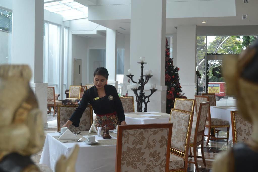 La Lisa Hotel Surabaya Exterior foto